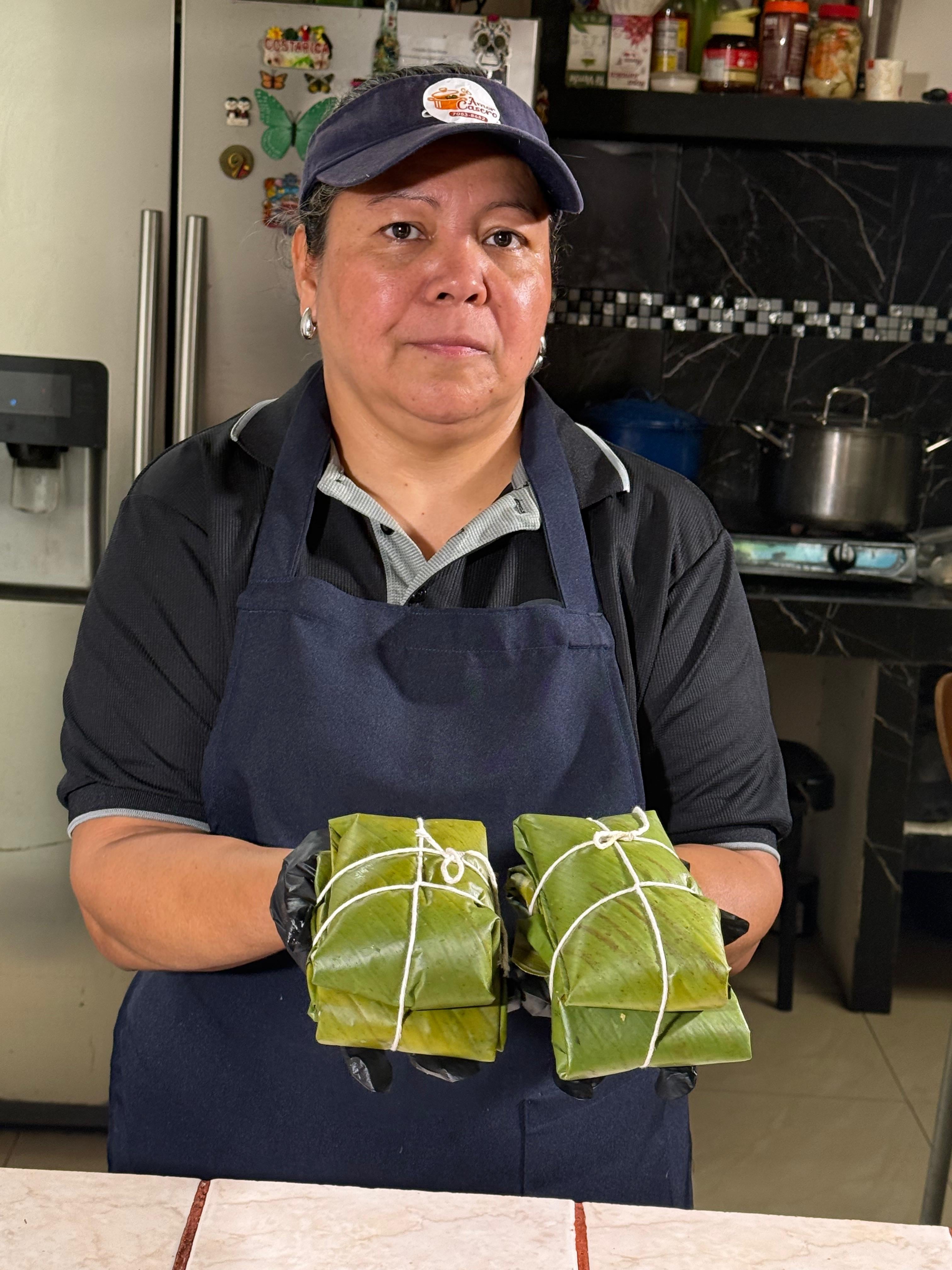 Doña Luisa Urbina nos abrió las puertas de su casa para compartir un sabroso tamal en nuestro tercer capítulo del “Cazador de tamales”. Nos fue excelente porque probamos una cuchara que tiene como principal ingrediente el amor.