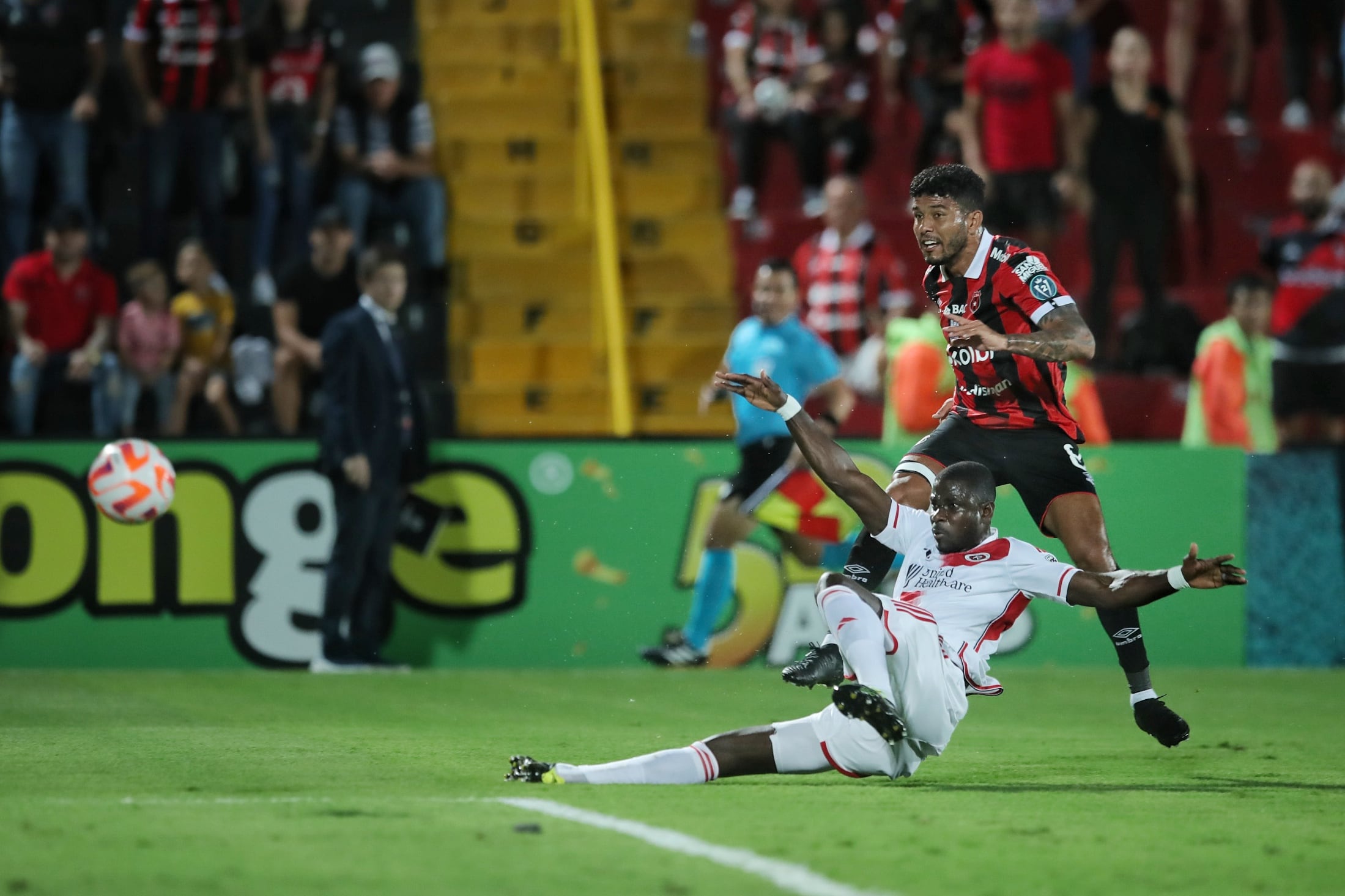 12/03/2024/ juego de vuelta entre Liga Deportiva Alajuelense vs New England Revolution por la CONCACAF Champions Cup en el estadio Alejandro Morera Soto donde el técnico Alexandre Guimarães vuelve al fútbol de Costa Rica dirigiendo a la Liga / Foto John Durán