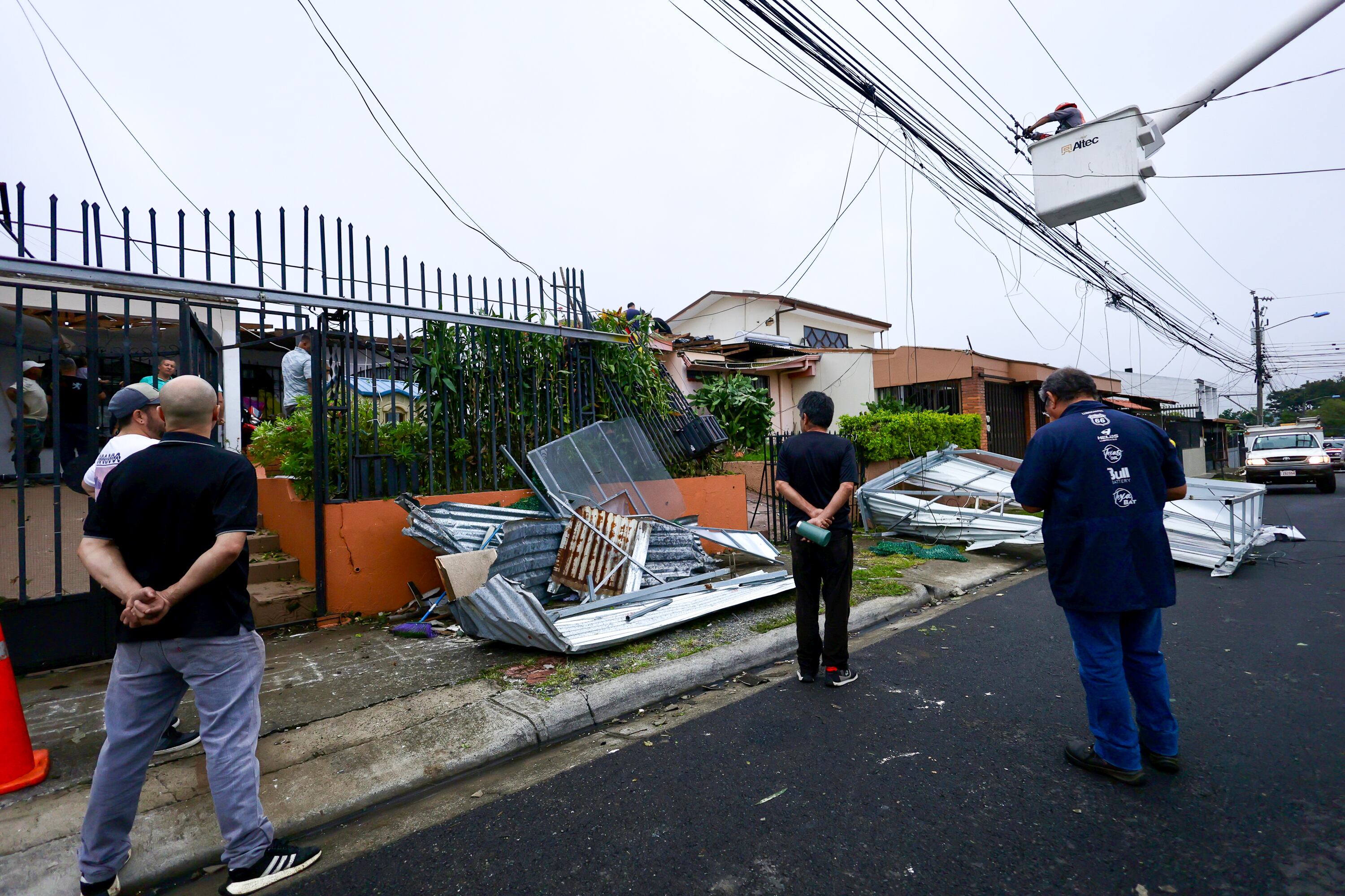 16/09/2025, Heredia, Mercedes Norte, San Jorge, un torbellino se formó esta tarde en la zona, provocando que varias casas se vieran afectadas.