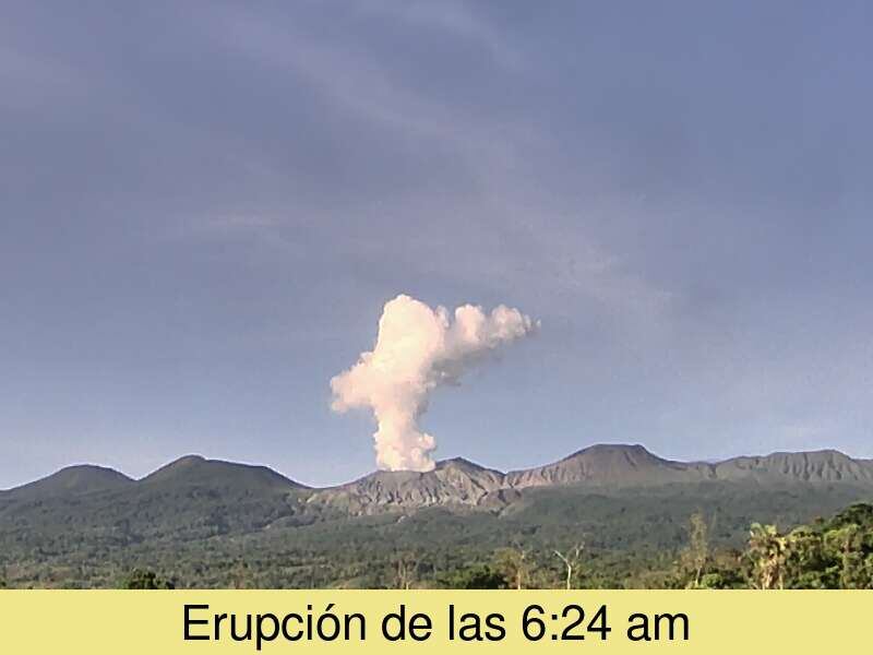 El viento calmo permitió que la columna se gases se elevara de forma vertical, Por lo despejado de esta mañana se pudo captar desde lejos la erupción del volcán Rincón de la Vieja. Foto: Ovsicori.