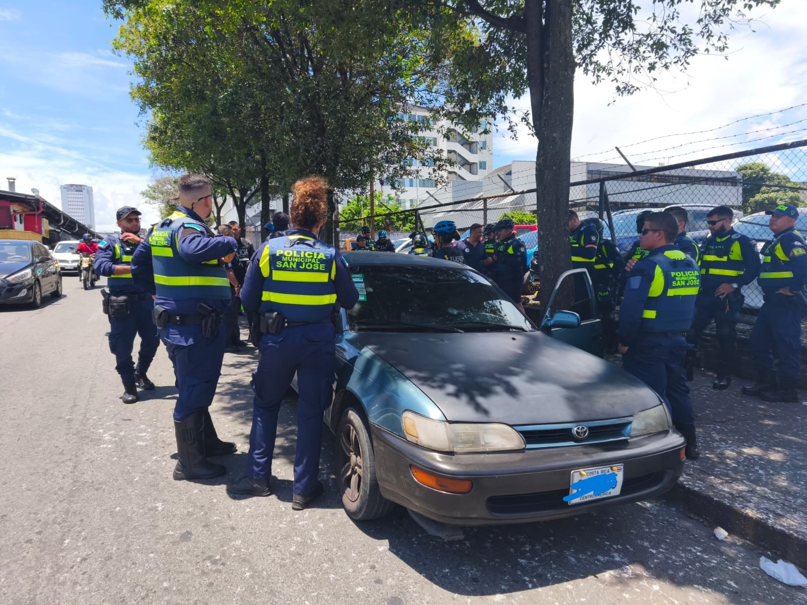 Una agresión a balazos en pleno San José dejó a un hombre gravemente herido y a una mujer en la mira de las autoridades como la responsable del tiroteo. Foto: Policía Municipal SJ