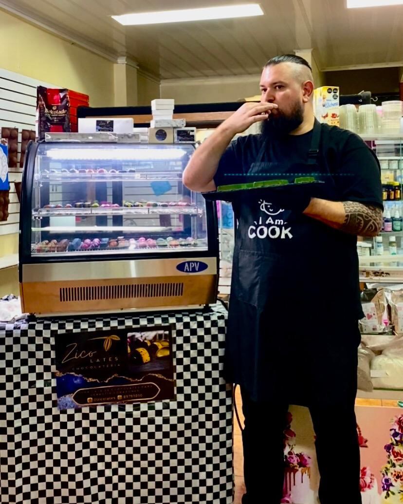 Omar Quesada Mora es un chocolatero pulseador de Ciudad Quesada que tiene un negocito llamado Zicolates