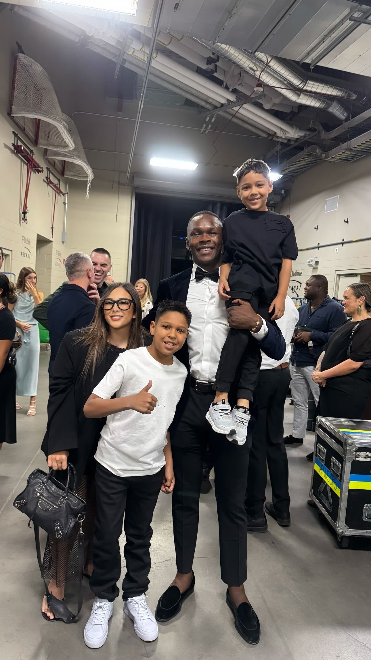 Los hijos de Keylor Navas compartieron con una leyenda de las artes marciales mixtas: Israel Adesanya. Instagram Daniela Hernández.