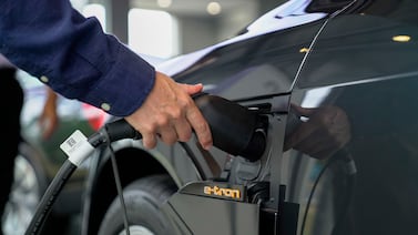 Rodrigo Chaves anunció un aumento del impuesto para carros eléctricos: así quedará la tarifa