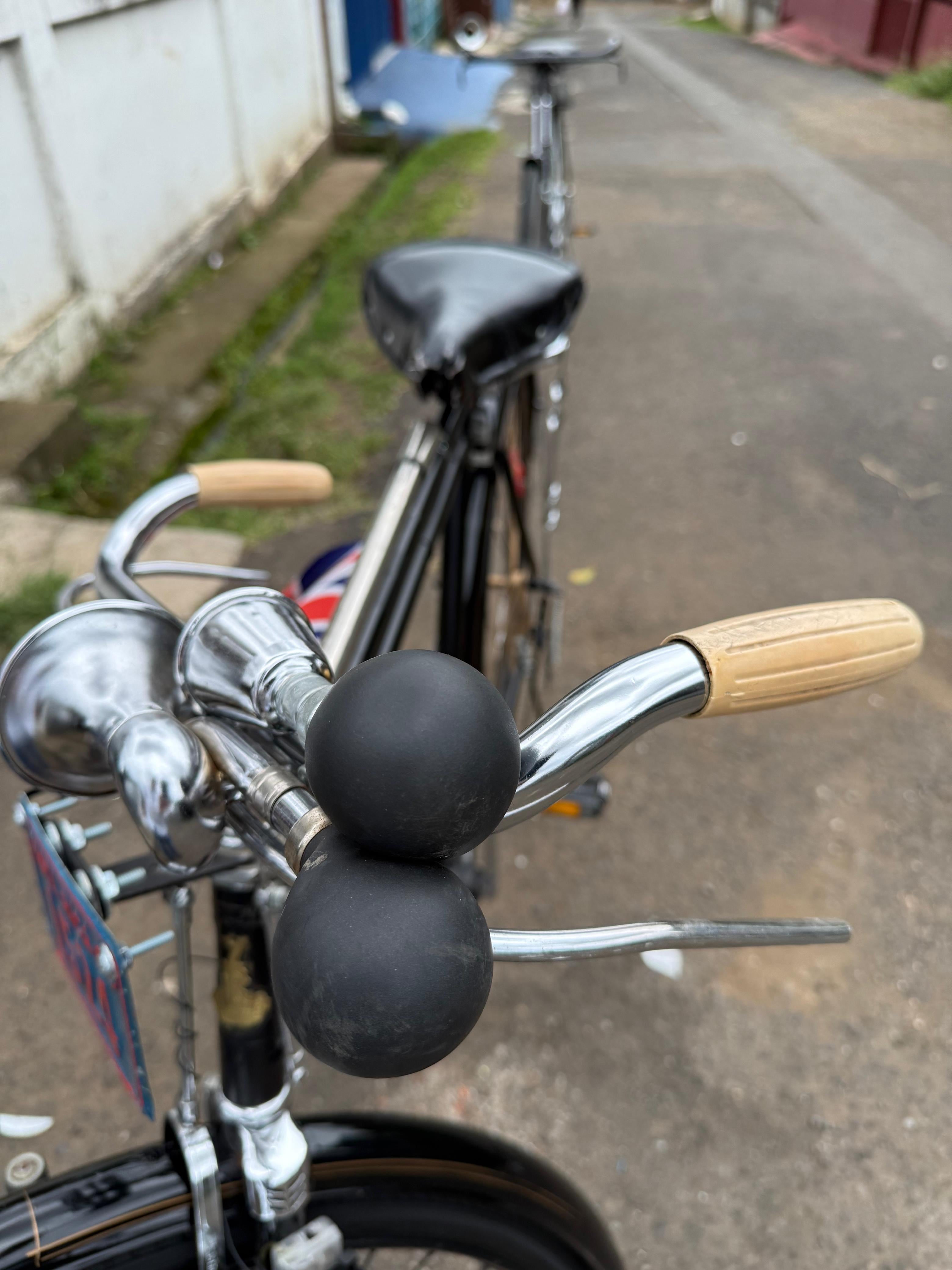Alajueliteño Ángel Núñez maneja dos bicicletas que tienen placas metálicas las cuales son un recuerdo de la época en que las bicicletas también debían estar inscritas para circular por Costa Rica.
