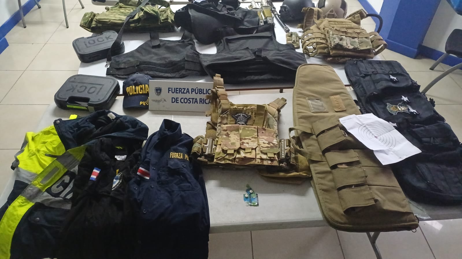 Las armas fueron encontradas dentro de una supuesta cuartería en Cartago. Foto MSP.