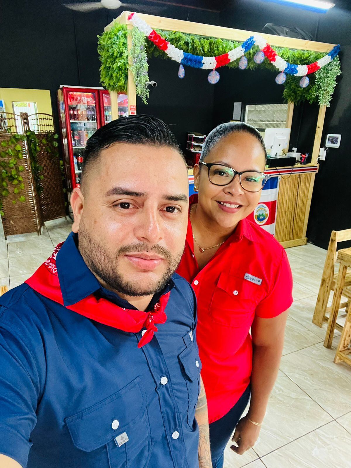 Daniel Umaña Villalobos  y su esposa, Karla Jiménez, arrancaron en pandemia un negocito de comidas en Guápiles que se llama Caña Brava. Don Daniel participará en Guerra de parrillas