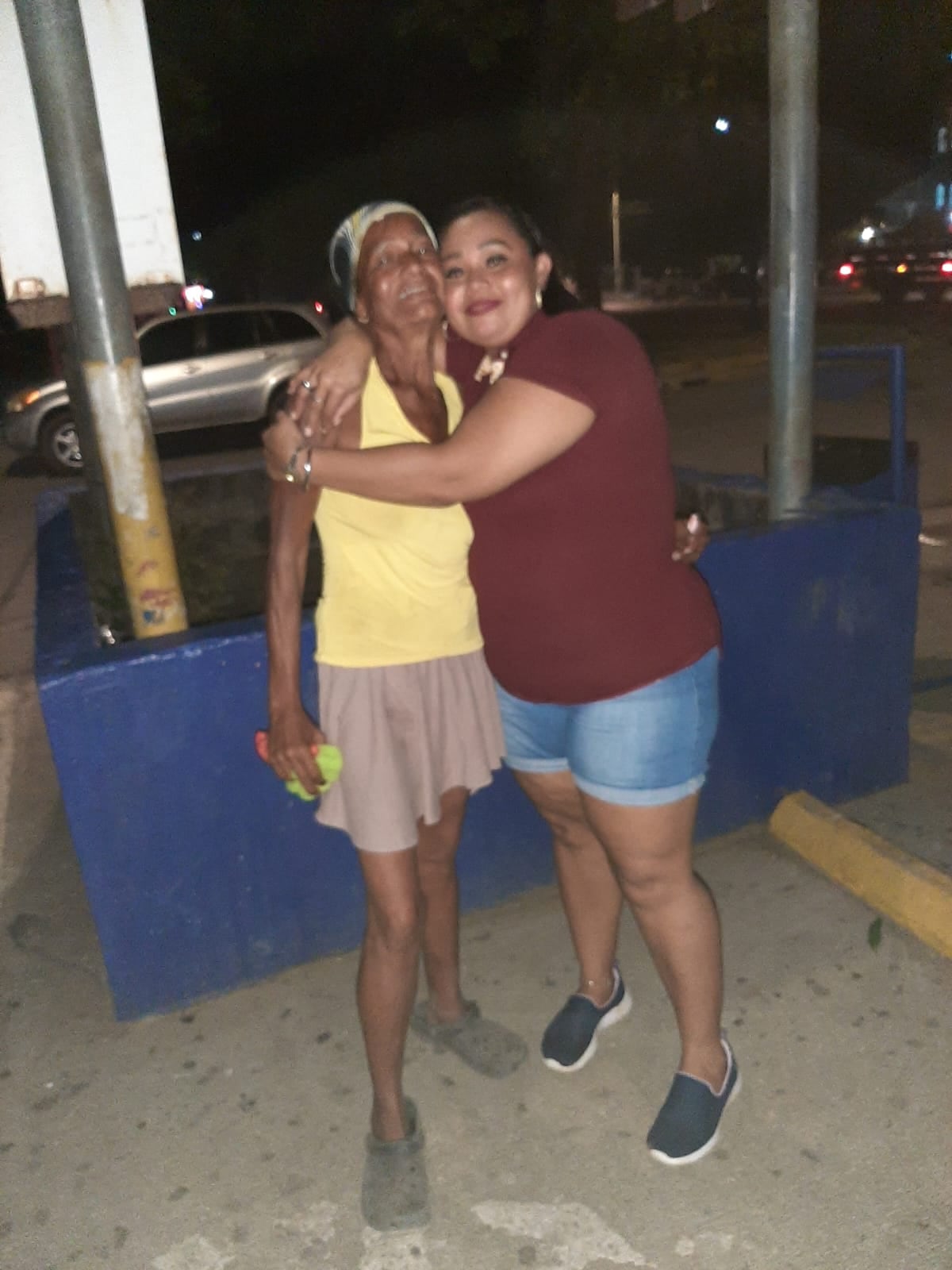 María del Rosario Gutiérrez Méndez junto a su hija Melissa Gutiérrez, ella guarda este recuerdo como un tesoro. Foto: Cortesía para La Teja