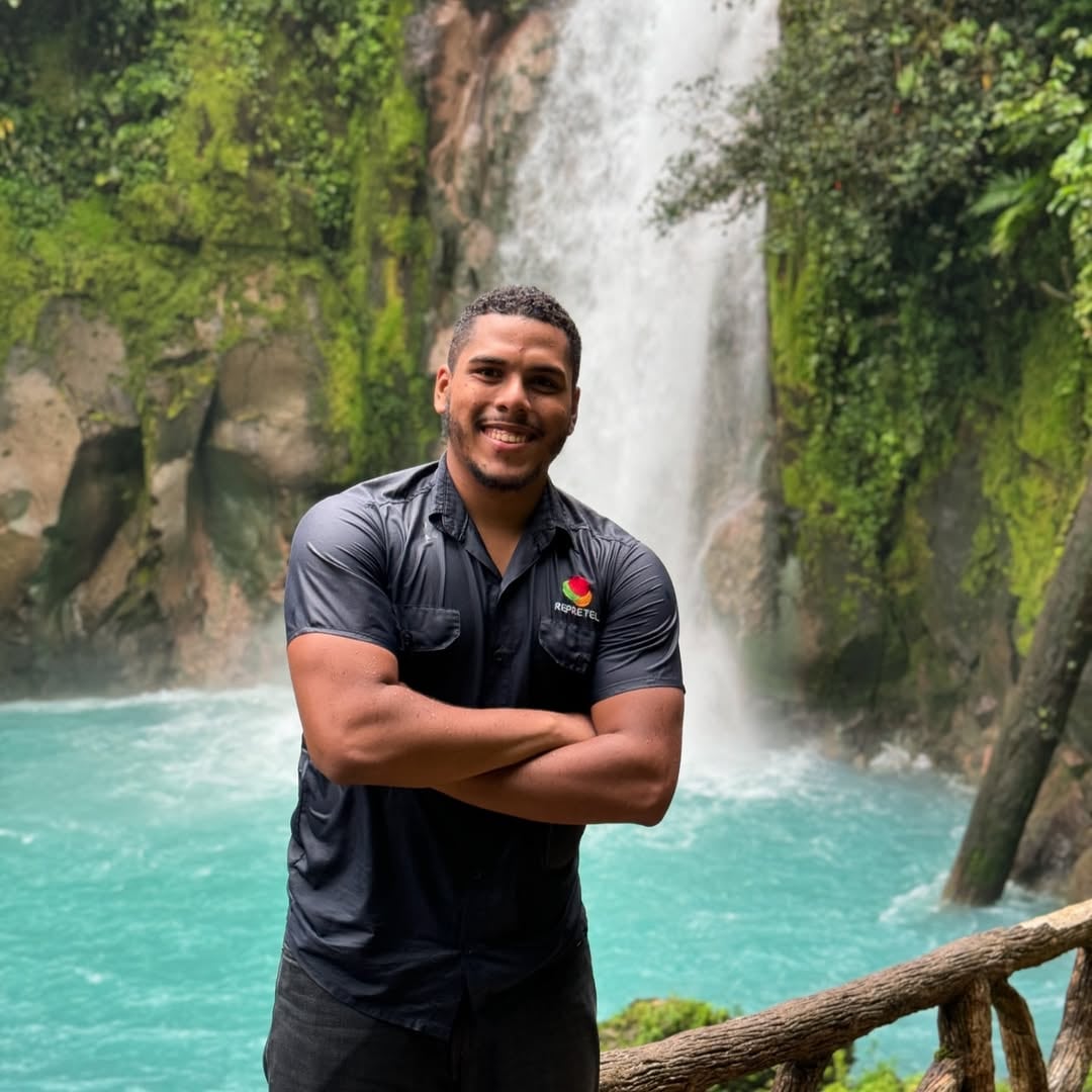 Harrick Mc Lean  tiene varios años de ser periodista de Informe 11 y ahora es presentador