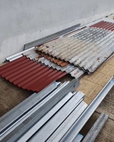 Vecino trata de reponerse de daños causados por torbellino en La Aurora de Heredia. Foto Ulises Urroz.