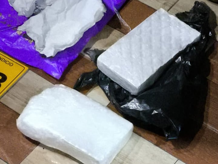 Autoridades judiciales de Limón incautaron en la vivienda de un vecino de Cieneguita, poco más de dos kilos de cocaína, tras allanaron su casa por el delito de amenazas con arma de fuego en perjuicio de una mujer.