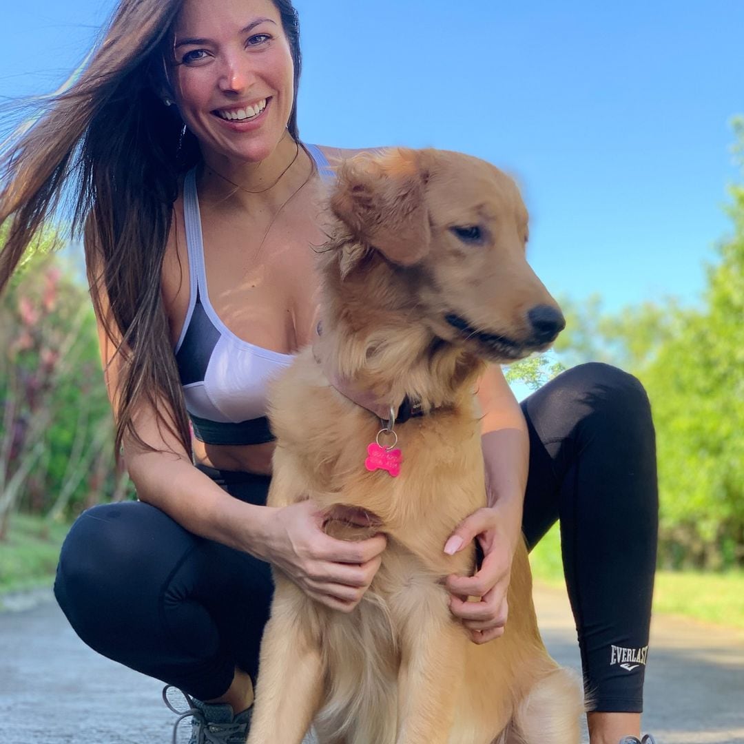 María Teresa Rodríguez y su perrita Naila, quién falleció este 25 de junio de 2024.