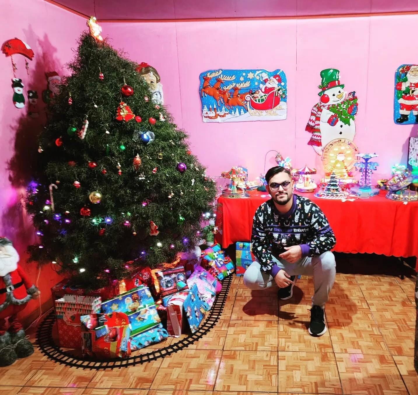 Allan Arce es un gran fanático de la Navidad y vecino de Santo Domingo.