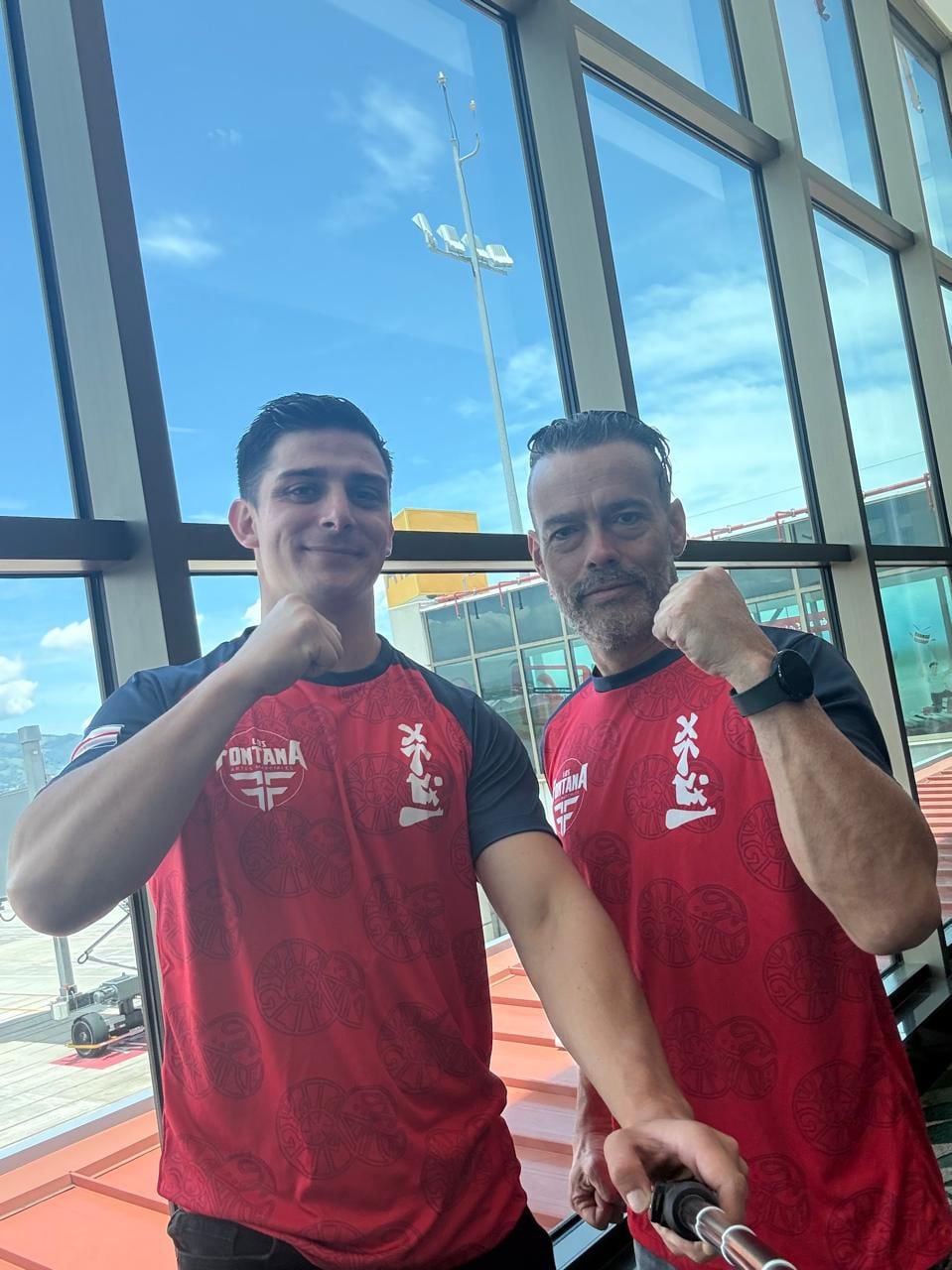 Roberto Fontana, vecino de Desamparados, ganó invicto el Mundial de Lucha Vikinga y se convirtió en el primer campeón mundial fuera de los países escandinavos en la historia. En la foto con Anthony Santamaría, luchador tico de Monteverde