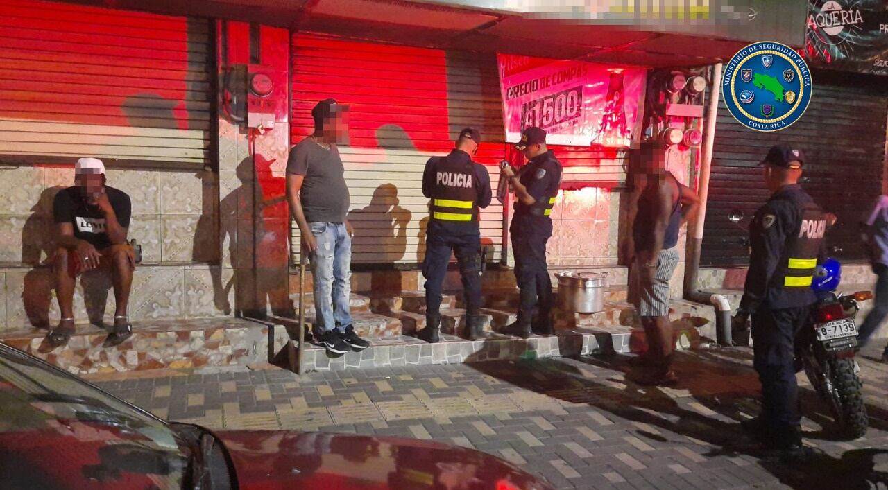 Detienen a dos mujeres por desobedecer orden del Gobierno de cerrar bares. Foto MSP.