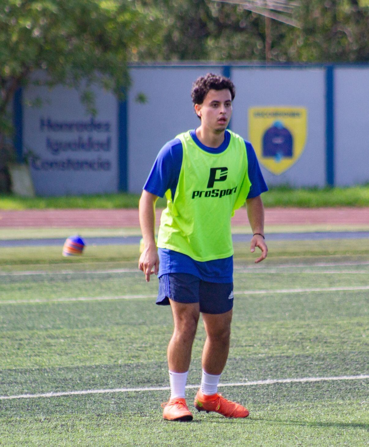 Andrés Jaime-Méndez tiene apenas 21 años y ya se está abriendo campo en una de las ligas más competitivas del mundo: el periodismo deportivo en Estados Unidos.