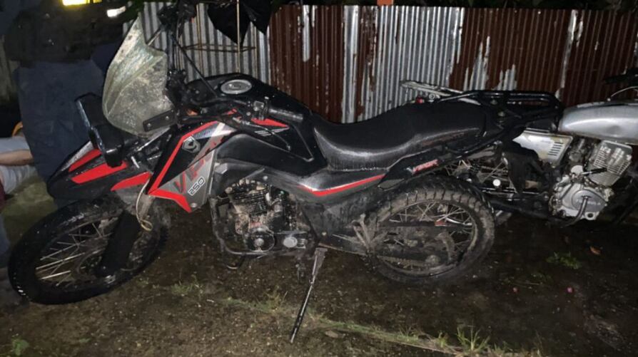 La Policía encontró una moto sin placas dentro de la propiedad.