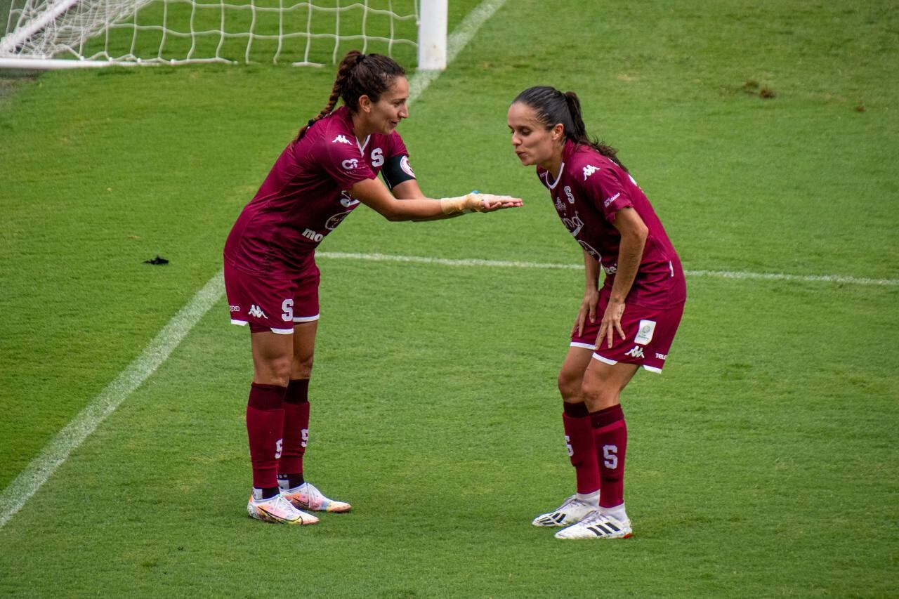 Carolina Venegas simuló tener un queque en las manos para celebrar el cumple de Katherine Alvarado. Prensa Saprissa.