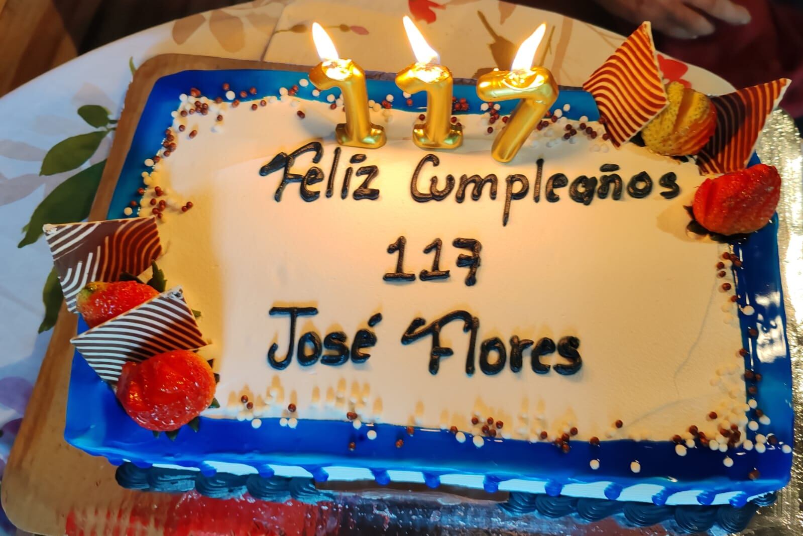 José Flores Flores nació el 11 de julio de 1907 en el cantón de Cañas, Guanacaste y al celebrar su cumpleaños 117 se mostró puras Tejas, está súper entero y lúcido