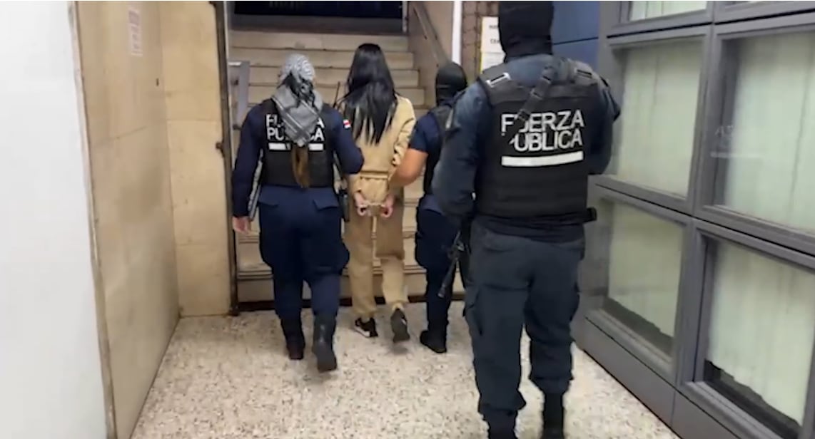 Dos mujeres que eran buscadas por un homicidio fueron detenidas en un bar en San José