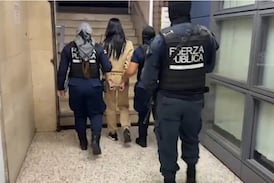 Dos mujeres buscadas por homicidio fueron detenidas en un bar de San José