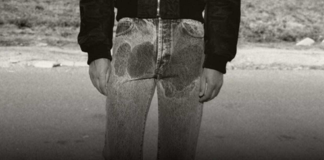 Pantalones con manchas de orina