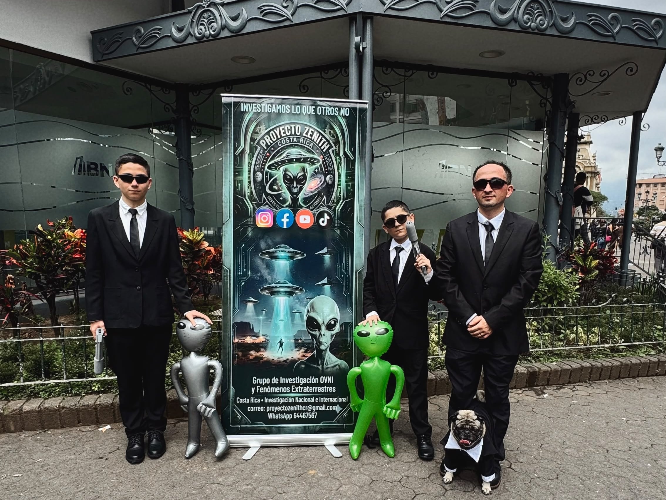 Boris, el Agente B, es el compañero de aventuras de Marco González Castillo, su papá humano, quien forma parte del Proyecto Zenit, una iniciativa dedicada a investigar estos fenómenos alienígenas. En la foto, los hijos de don Marcos, el mayor, Mathew Josué de 17 años (izquierda) y el menor, Ethan Gabriel de 12.