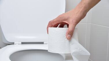 A hombre se le salió el intestino por pasar horas sentado en el baño viendo el celular