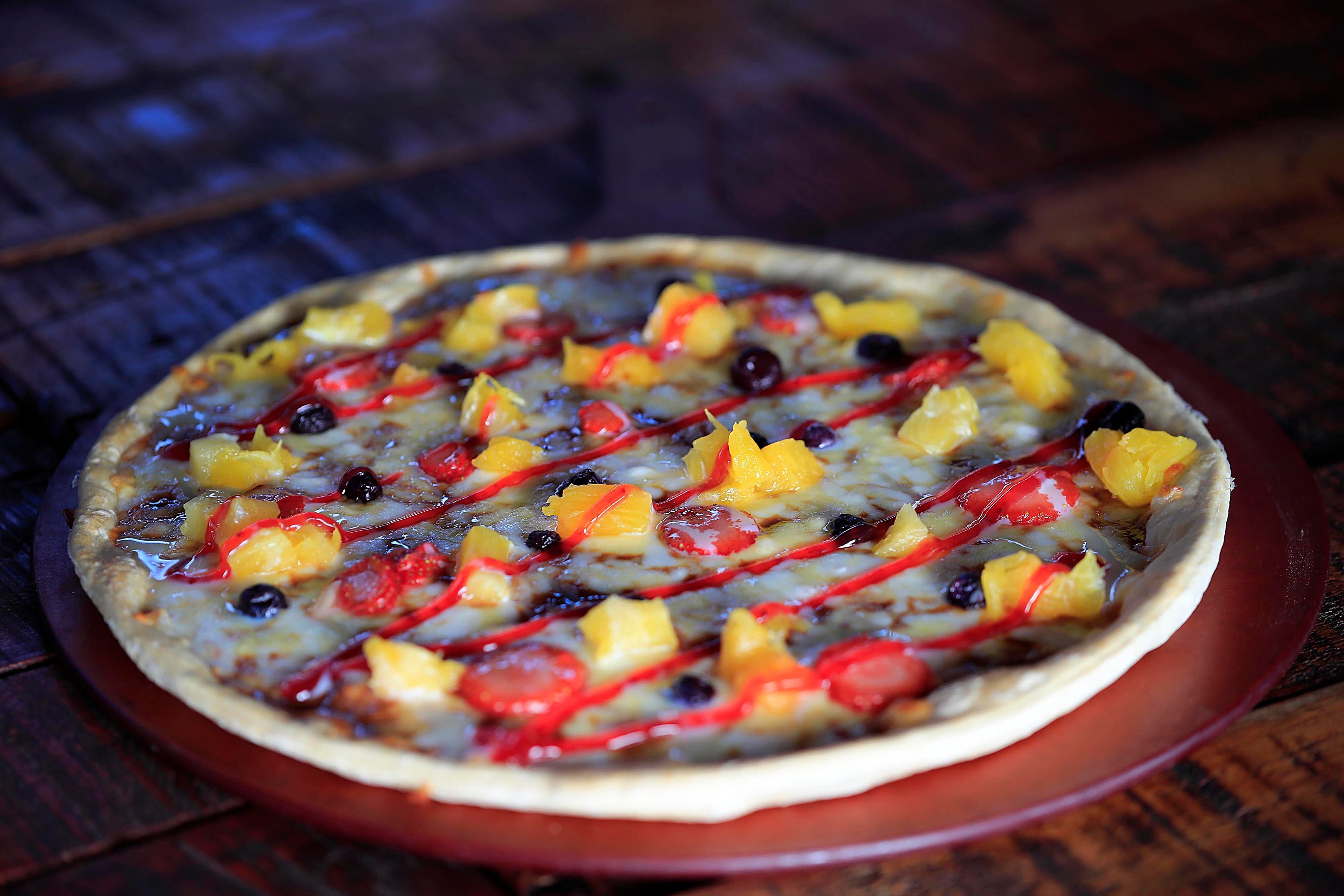 26/01/2023     Taras de Cartago. Monquis Pizza se luce con el exquisito sabor de sus pizzas tradicionales, pero sobre todo con las auténticas y exclusivas pizzas dulces, hechas a base de frutas tradicionales como banano, fresa, piña, arandanos y toppings de nutella y leche condensada. Foto: Rafael Pacheco Granados