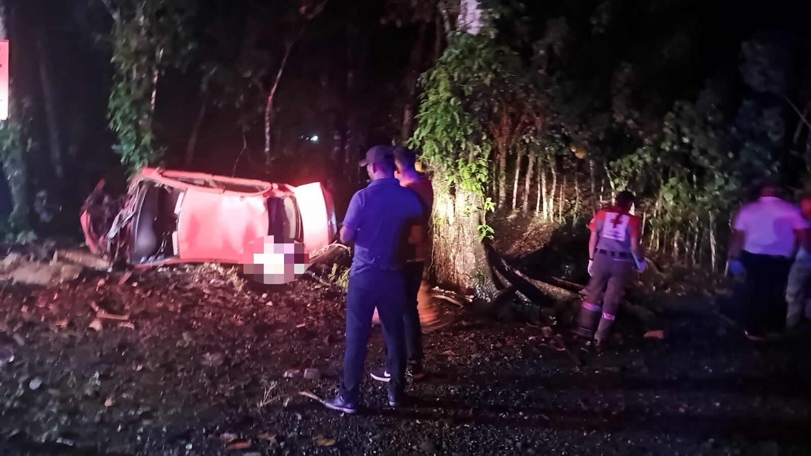 El carro en el que viajaba Cortés quedó despedazado tras el choque. Foto Paso Canoas Noticias.