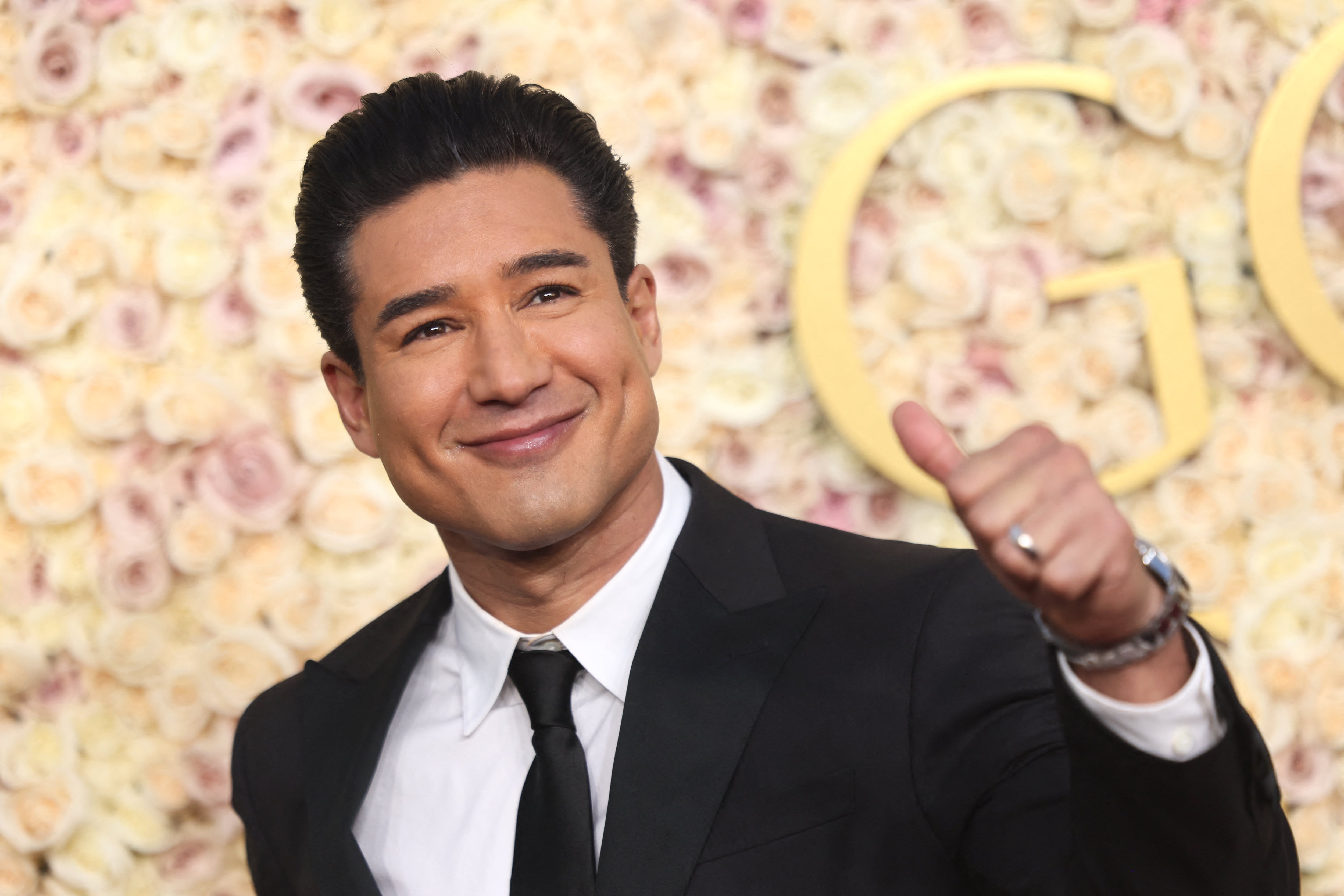 Mario Lopez fue uno de los que no faltó a la etiqueta en los Globos de Oro al lucir un traje de color negro y corbata igual, pero con camisa blanca.