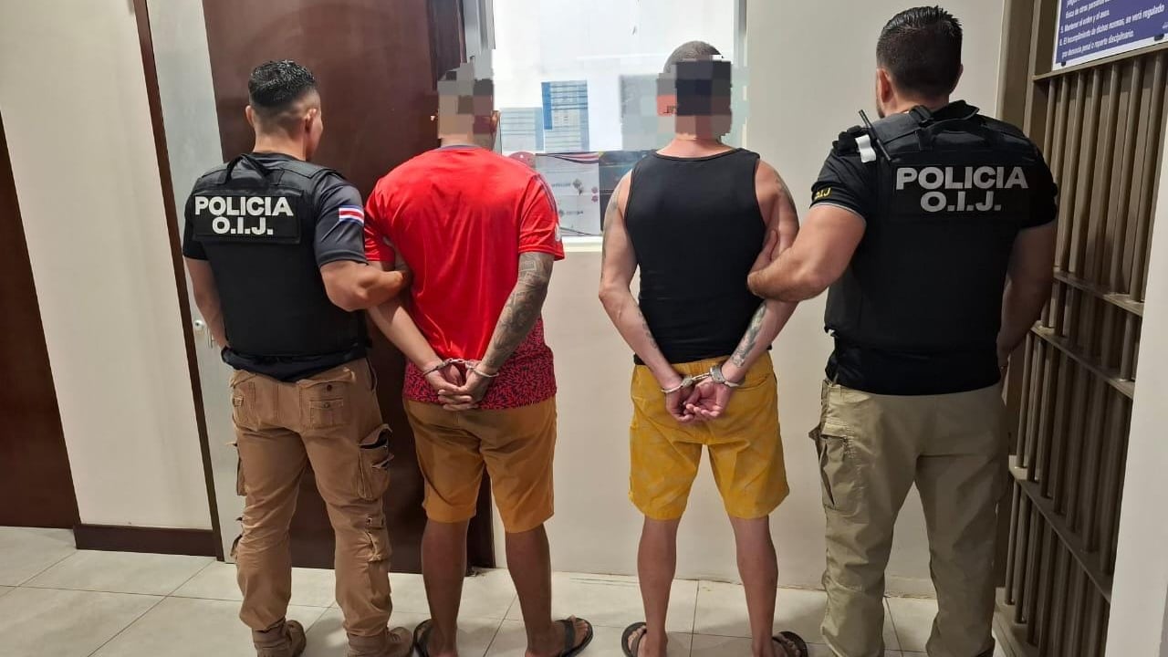 Dos sujetos de apellidos Morera, de 43 años, y Barquero, de 23 años, están en manos del OIJ al ser señalados como los responsables de un hecho despiadado en el que atacaron de 14 balazos a un hombre. Foto: OIJ