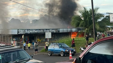 Cruz Roja atiende bomberos y un civil tras incendio en almacén de Zona Norte