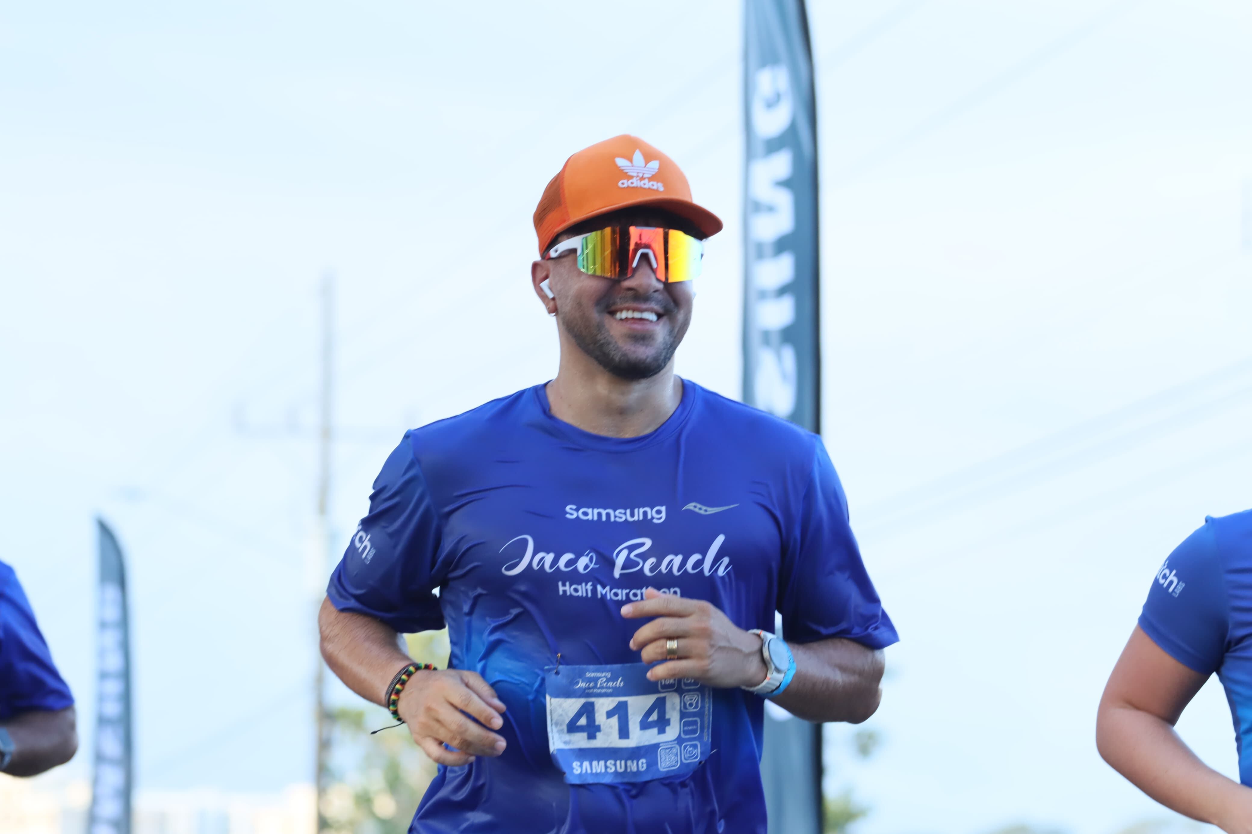 Christian Bolaños se sumó a la Media Maratón de Jacó.