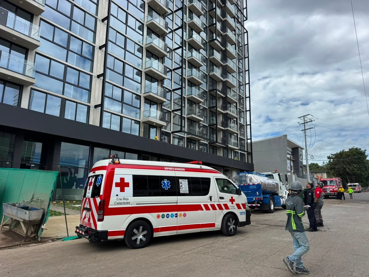 Rescate de dos hombres de un edificio en construcción en La Sabana