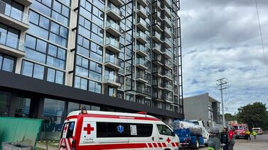 Cuerdas de vida evitaron tragedia: rescatan a dos trabajadores tras falla en canasta de edificio