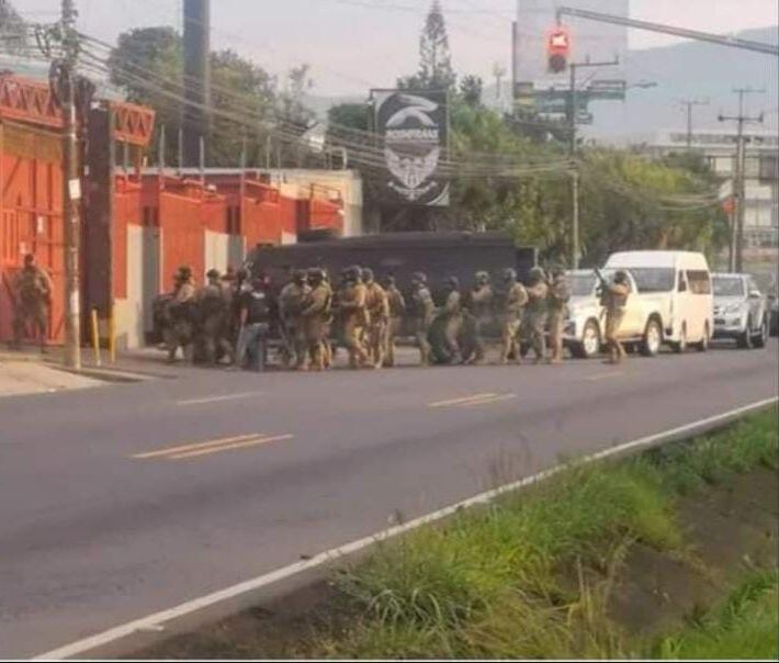 Allanamiento a plantel de Busetas Heredianas. Foto cortesía.