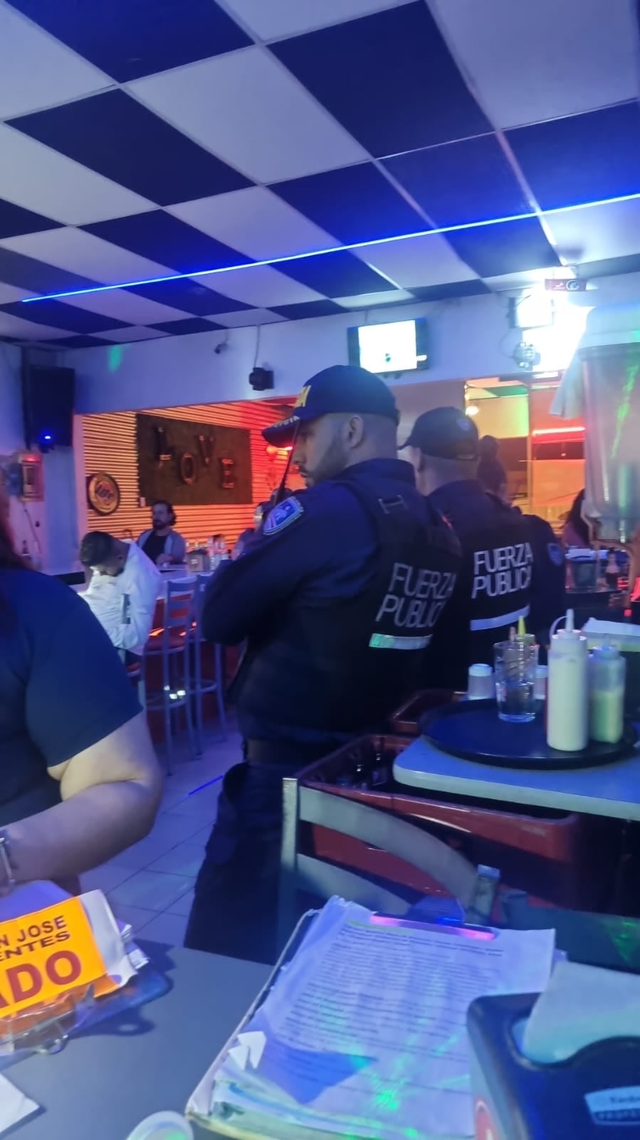 Los bares y restaurantes de San José están muy enojados con el nuevo alcalde de San José, Diego Miranda Méndez, quien responsabilizan de realizar operativos con la Policía Municipal, para cerrar “a como de lugar” bares y restaurantes “sin pensar en la afectación que esto significa”