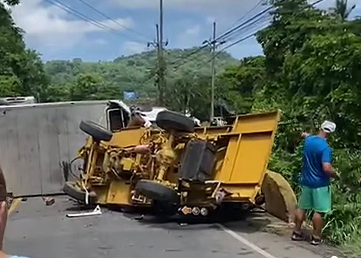 grúa se vuelca sobre la ruta 34