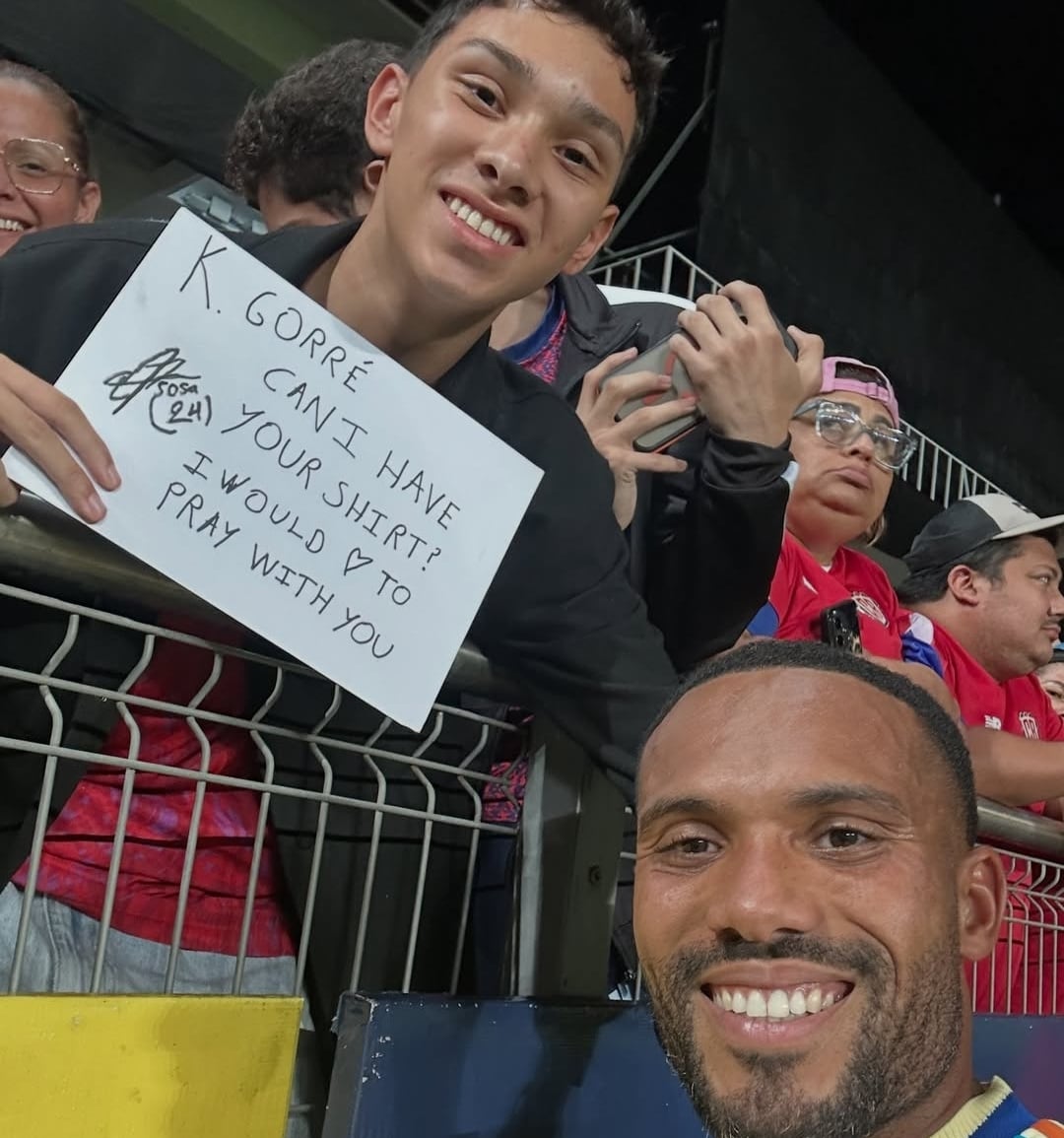 Iann es un aficionado de Costa Rica que admira a jugador de Curazao.