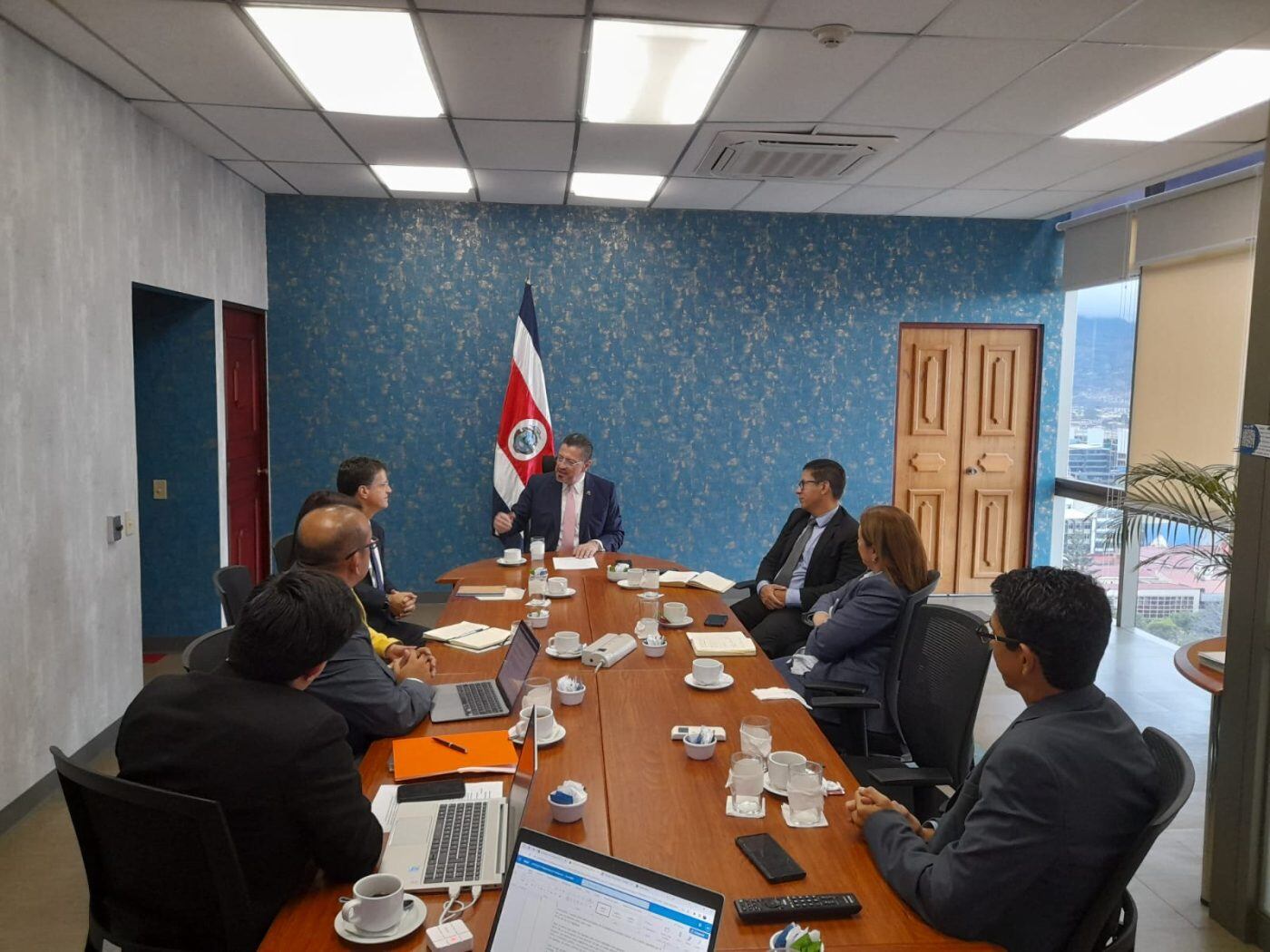 El presidente de la República, Rodrigo Chaves Robles, el ministro de Obras Públicas y Transportes, Luis Amador y el viceministro de Transportes, Carlos Ávila, se reunieron este martes con representantes de la Comisión de Plataformas de Transportes de la Cámara de Comercio de Costa Rica (CCCR). La reunión fue el 7 de marzo del 2