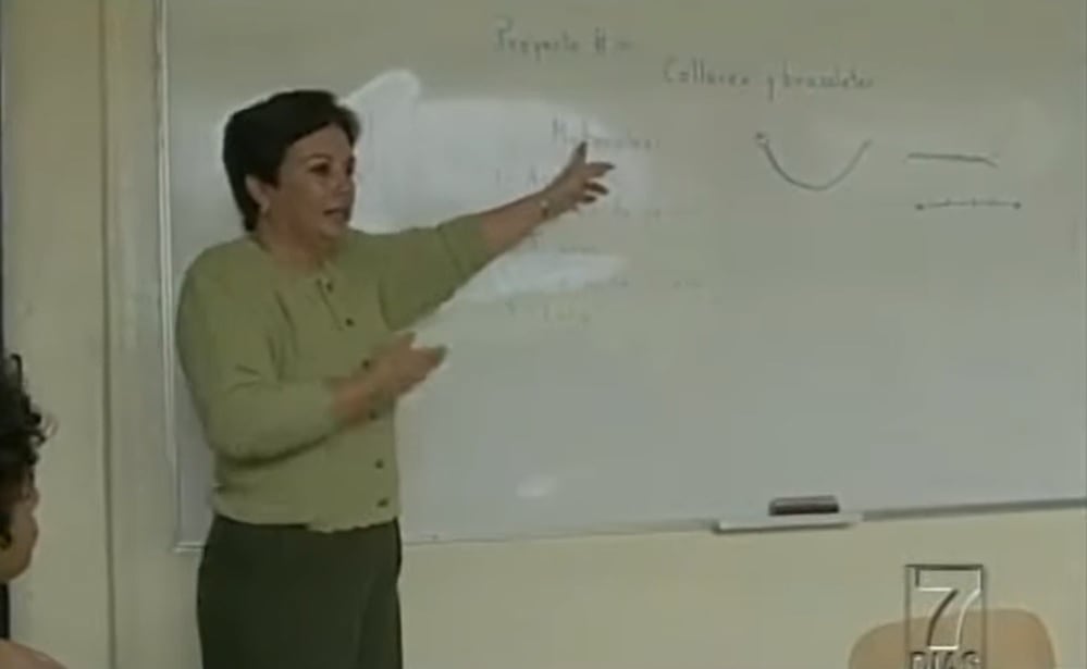 La maestra Cecilia Avendaño dando clases en la Escuela Centeno Güell en donde estudio el candidato presidencial del PLN, Álvaro Ramos.