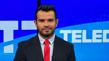 Periodista Sergio González demuestra su amor a una mujer cantándole en televisión nacional