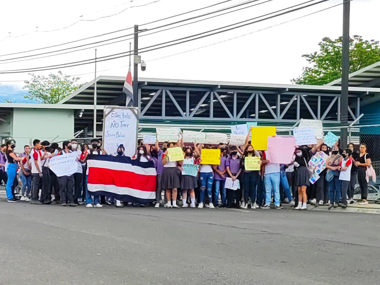Con pancartas y tambores hay manifestación en el CTP de Alajuelita por falta de pago y presupuesto