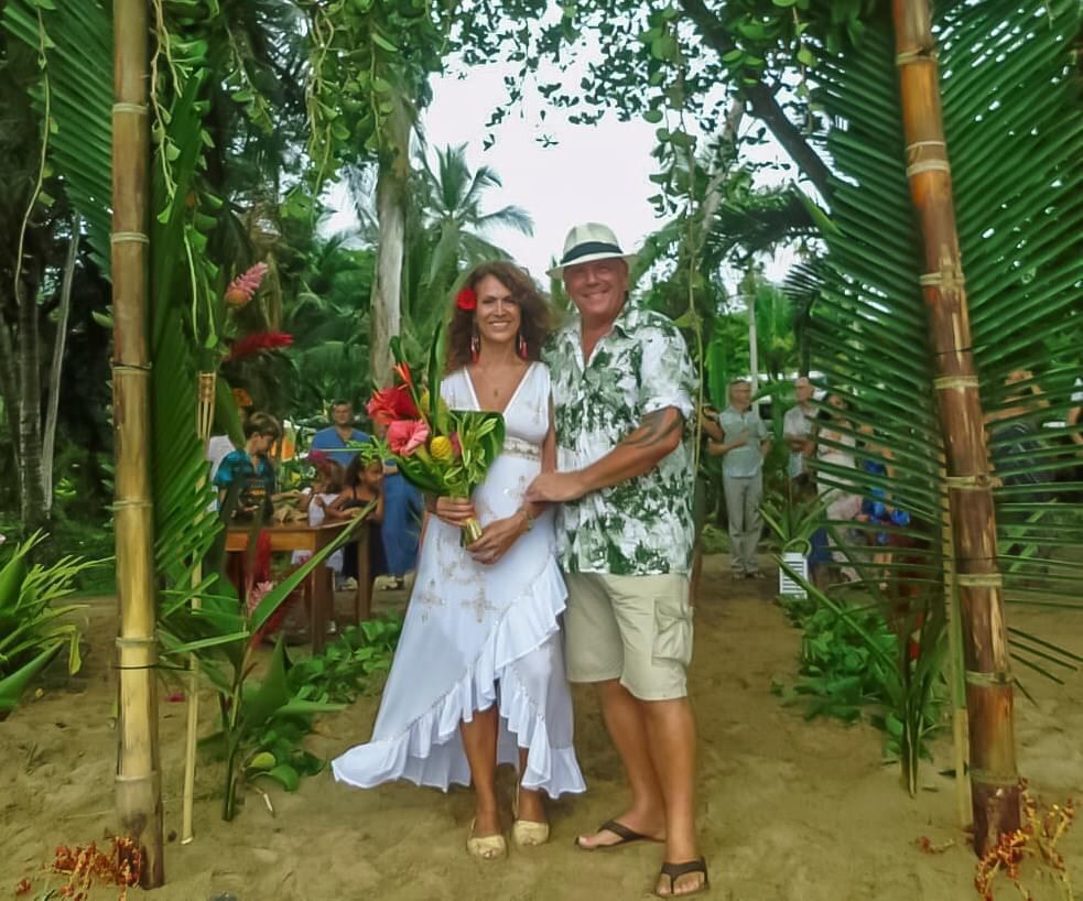 La española Sandra Noy se casó con el inglés Kevin Sullivan en Puerto Viejo. Vinieron tres semanas y media de paseo y quedaron encerrados por el coronavirus, aprovecharon para casarse, como ellos dicen, en el paraíso