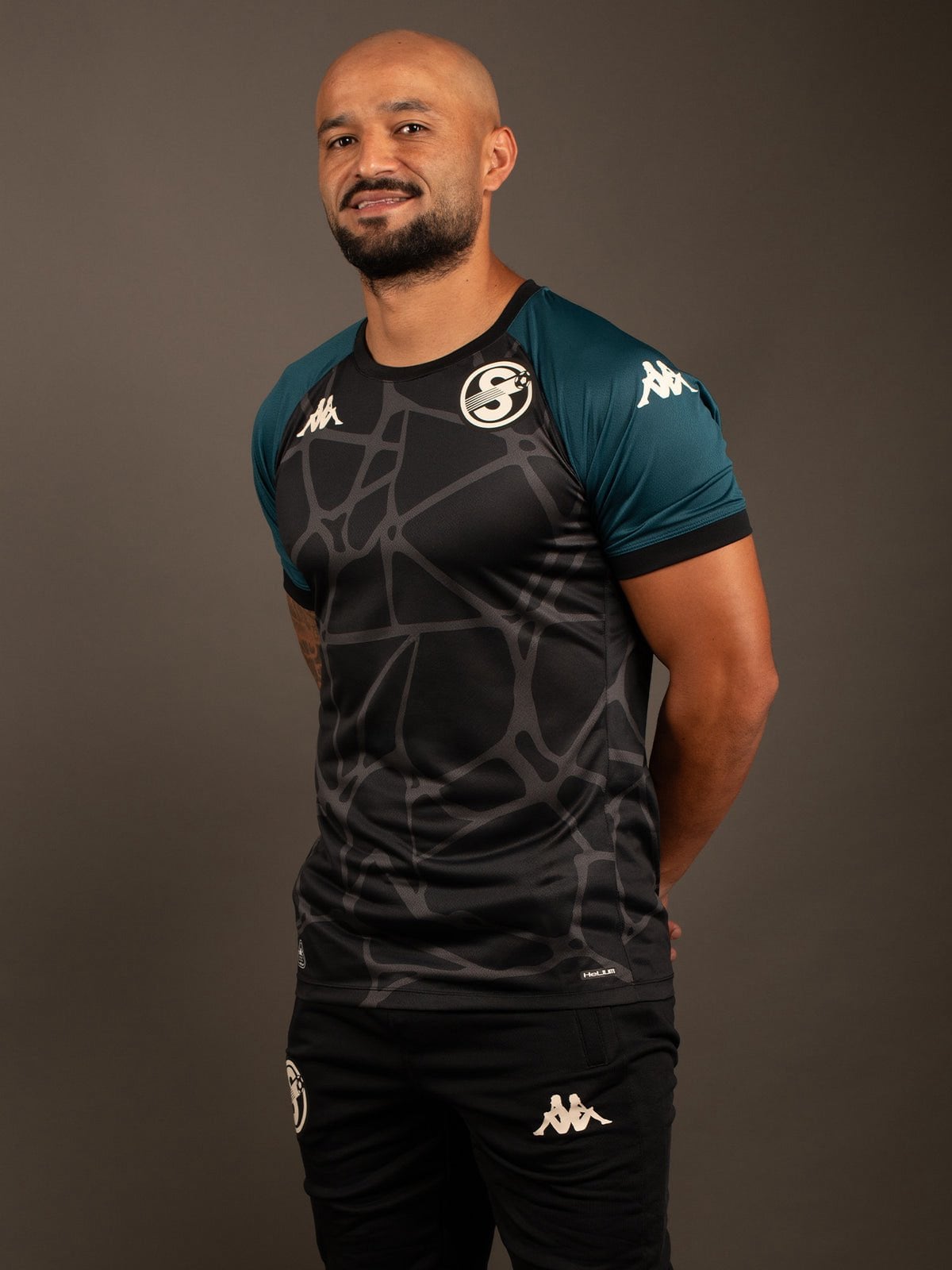 Ricardo Blanco modela las nuevas prendas del Saprissa. Fotos tomadas de Line Up.