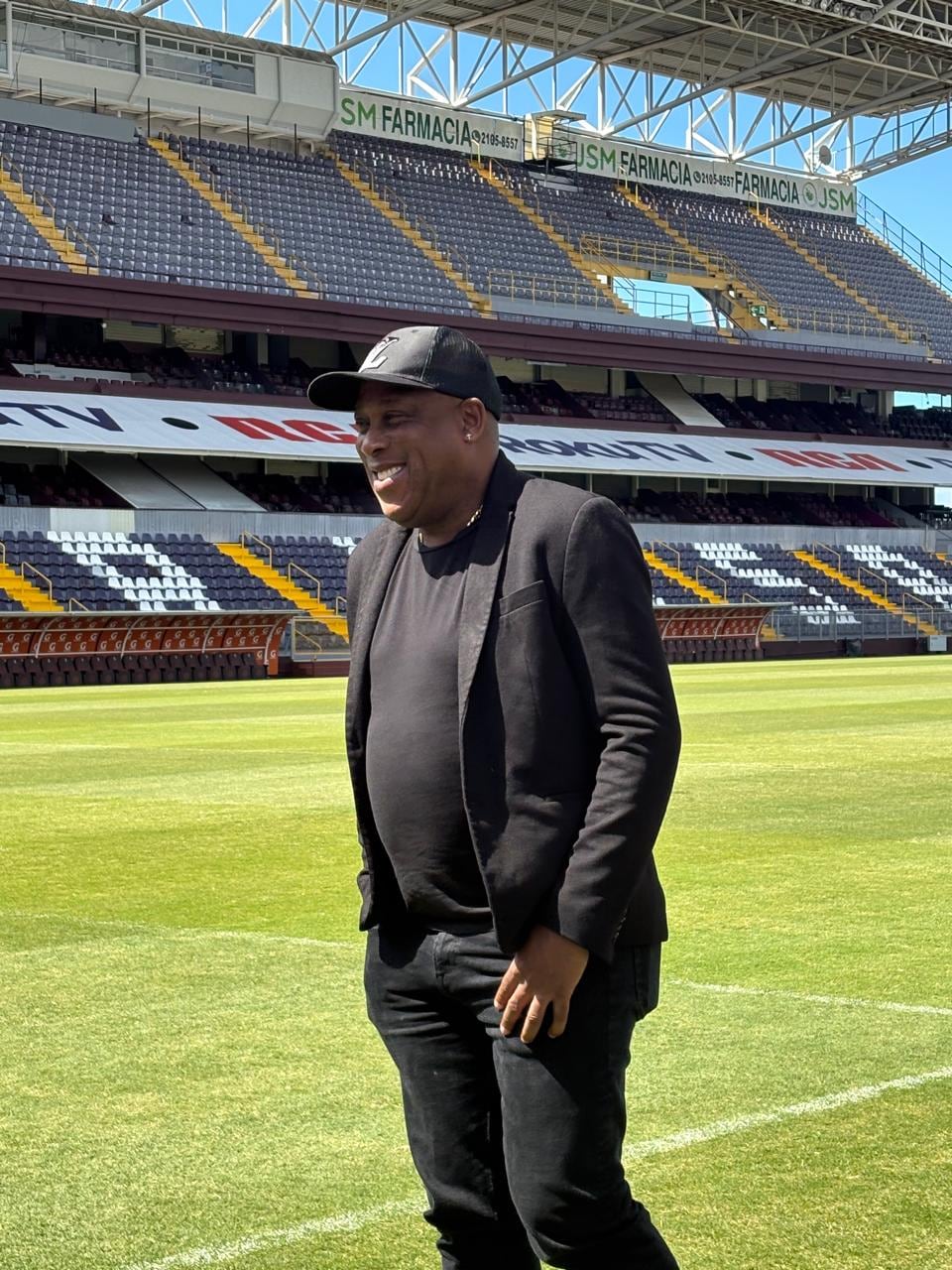 Hernán Medford estuvo muy sonriente en su presentación con Saprissa