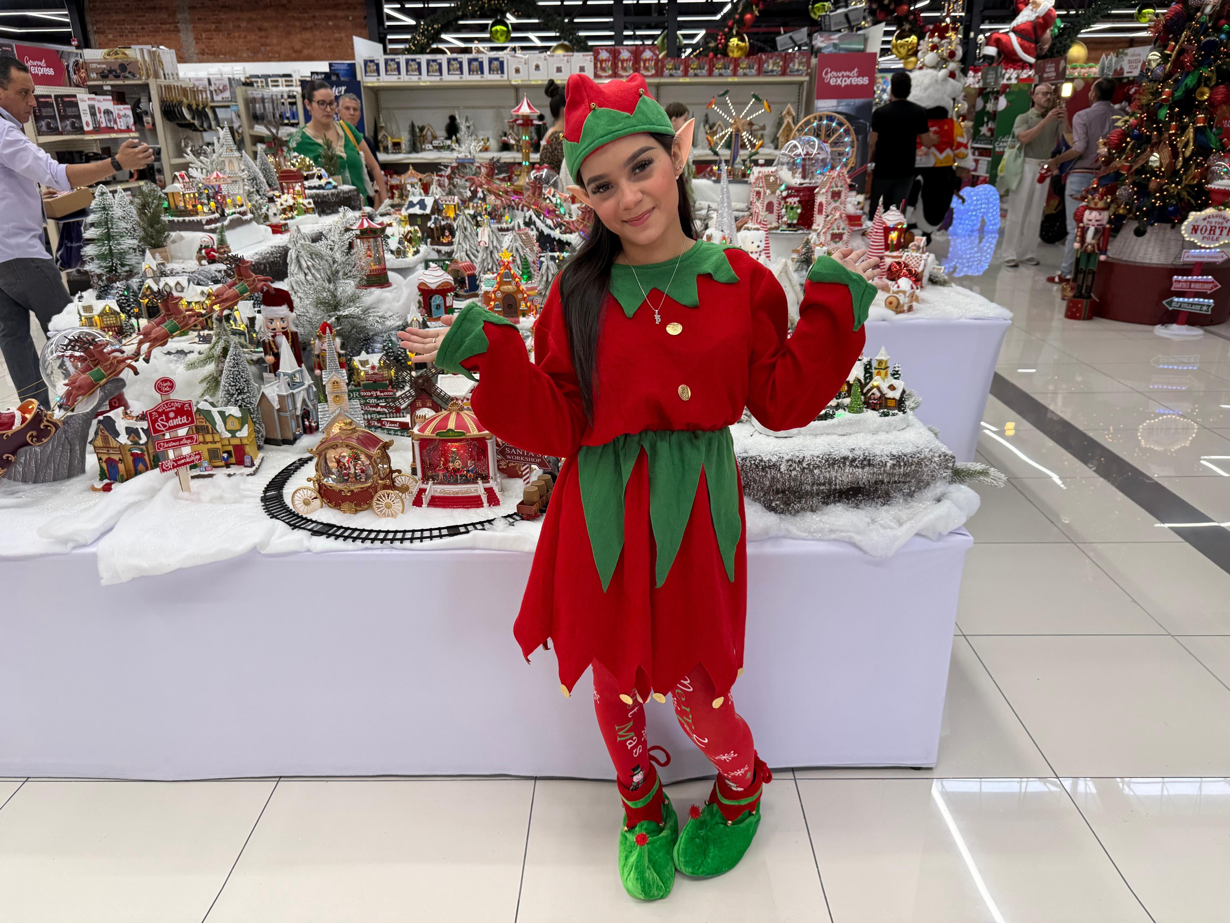Kenisha Jean Rojas, vecina de Desamparados y estudiante de 16 años, vivió su primera experiencia como ayudante de Santa en la inauguración de la época más mágica del año.