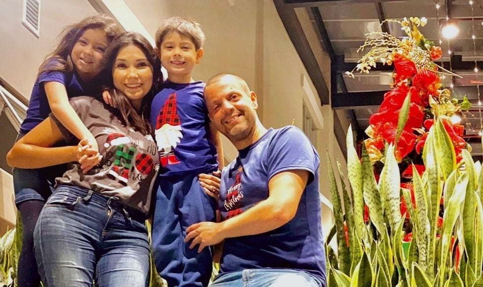 Ginnés Rodríguez y sus hijos y esposo Gerardo Zamora.