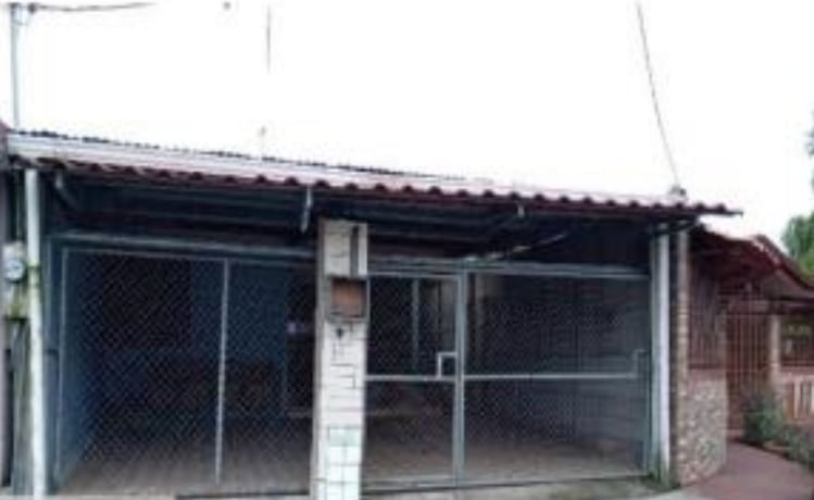 Esta casa en Turrialba viene con cochera, sala, comedor, cocina y tres dormitorios.